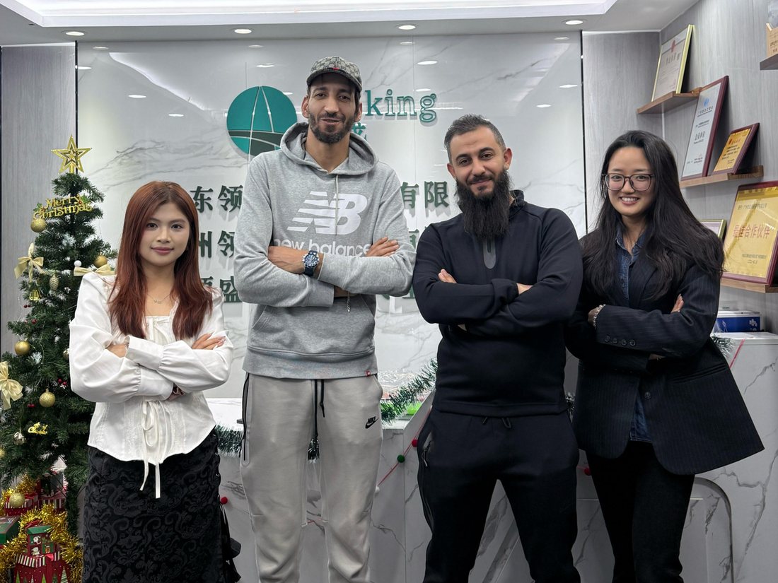 Linking Sourcing team hosting visiting buyers at the Guangzhou office